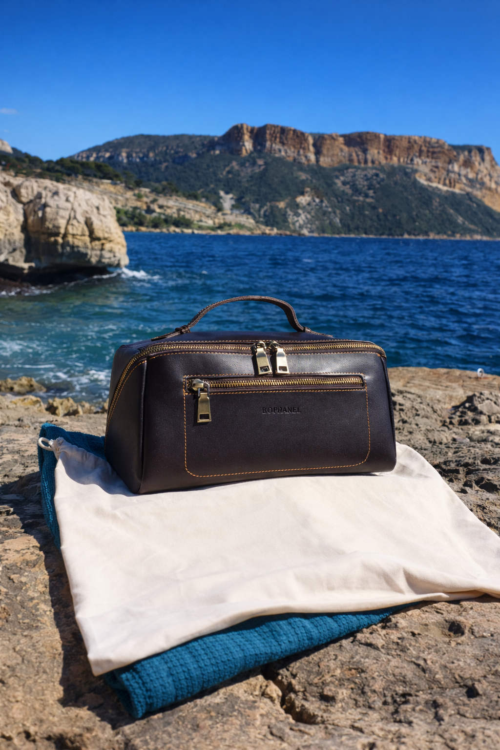 L’INTERVALLE Trousse de voyage en cuir café